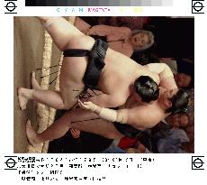 Asashoryu marks second win at summer sumo