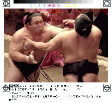 Chiyotaikai wins at summer sumo
