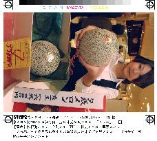 Sapporo department store buys 2 melons for 330,000 yen