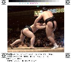 Yokozuna Asashoryu takes sole lead at summer sumo