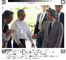 Koizumi arrives in Nago to attend Pacific island summit