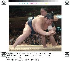 Ozeki Chiyotaikai beats No. 1 maegashira Tochinonada