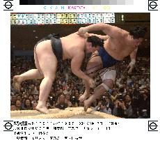 Asashoryu continues impressive run at summer sumo