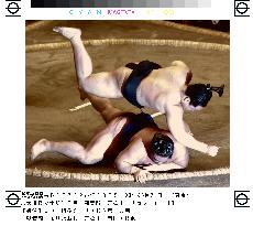 Asashoryu hangs onto lead at summer sumo