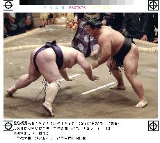 Chiyotaikai wins over Dejima at summer sumo