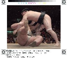 Asashoryu one win away from securing title at summer sumo