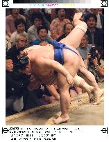 Asashoryu suffers defeat at summer sumo