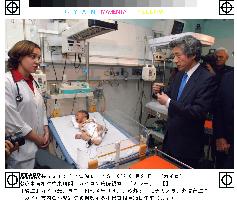 Koizumi tours Japan-funded hospital, pyramids in Egypt