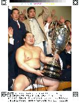 (2)Asashoryu wins sumo title for 1st time as yokozuna