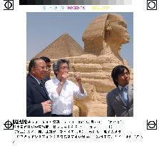 Koizumi tours pyramids in Egypt