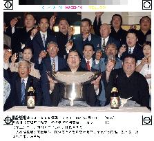 (3)Asashoryu wins sumo title for 1st time as yokozuna