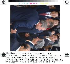 Koizumi shakes hands with Bush