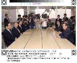 Hiranuma visits Niigata to apologize for TEPCO scandal