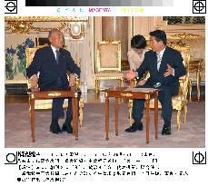 S. Korean President Roh talks with former Premier Nakasone