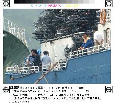 (2)N. Korean freighter leaves Maizuru port