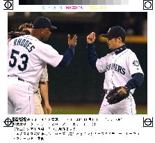 Ichiro goes 2-for-4