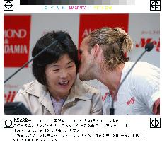 (1)England soccer star Beckham in Japan