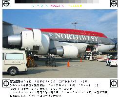 Northwest jet returns to Kansai airport after engine trouble