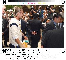 (2)David, Victoria Beckham leave Japan