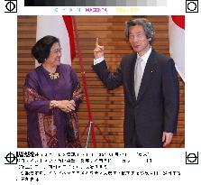 (2)Megawati meets with Koizumi