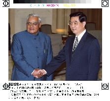 (1)Vajpayee meets with Hu