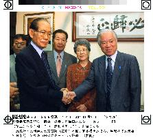 (2)Kin of Japanese abductees meet ex-N. Korean official