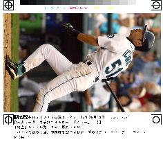 Ichiro goes 2-for-5, steals 3 times