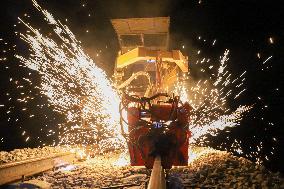 Xinhua Headlines: China inaugurates world's first desert rail loop in Xinjiang