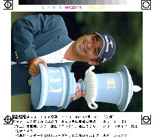 Izawa hangs on to win Japan Golf Tour C'ship