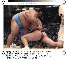 Musashimaru beats Kyokutenho
