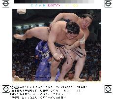 Asashoryu beats Tochinonada