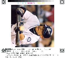 Ichiro extends hitting streak to eight games