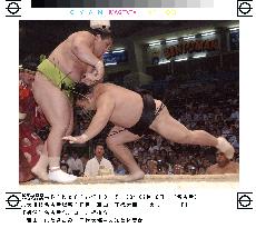 Chiyotaikai defeated by Miyabiyama at sumo tourney