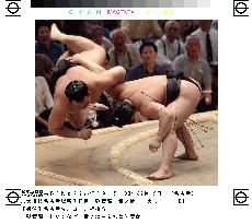 Asashoryu beats Takanonami at Nagoya sumo