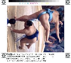 Kaio suffers second loss at Nagoya sumo