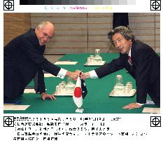 (2)Howard holds talks with Koizumi