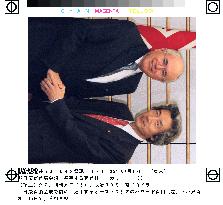 (1)Howard holds talks with Koizumi