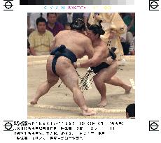 Journeyman Tokitsuumi takes sole lead at Nagoya sumo