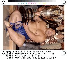 (2)Kaio shoots down Chiyotaikai to win Nagoya basho