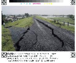 (7)2 strong quakes hit northeastern Japan, no deaths reported