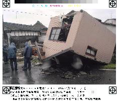 (2)3 strong quakes hit northeastern Japan