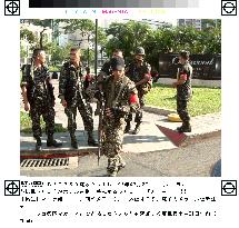 (2)Rogue soldiers take over Manila's financial district