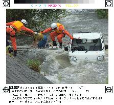 (1)Typhoon rakes Japan, 3 dead, 3 missing in wake