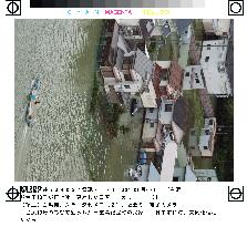 (2)Typhoon rakes Japan, 3 dead, 3 missing in wake