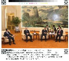 Hu meets with Japanese leaders