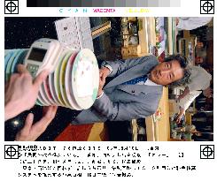 (1)Koizumi drops in at sushi shop