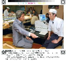 (2)Koizumi drops in at sushi shop