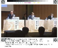Hiranuma attends town meeting in Fukui