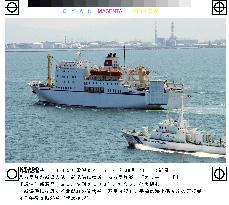 (1)N. Korean ferry Mangyongbong-92 arrives in Niigata