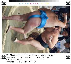 Chiyotaikai beats Toki at autumn sumo